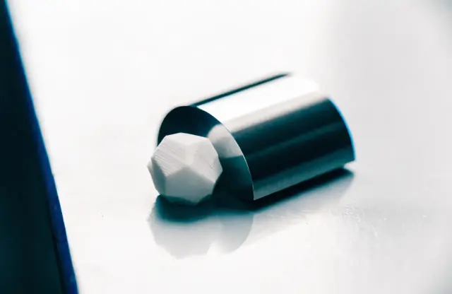 Ultrapräzisions-Drehteil aus Aluminium neben einem 3D-gedruckten Prototyp