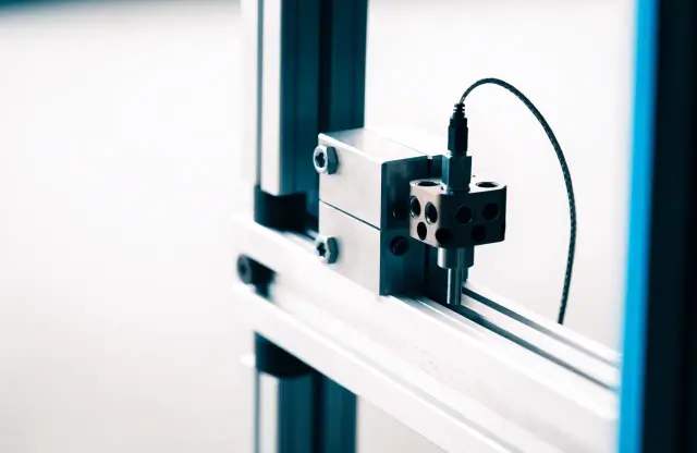 Kraftsensor und Prüfstempel auf einer Linearführung