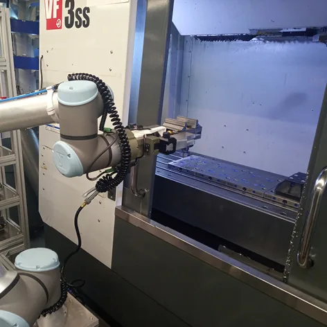 Kollaborativer Roboterarm belädt eine CNC-Maschine
