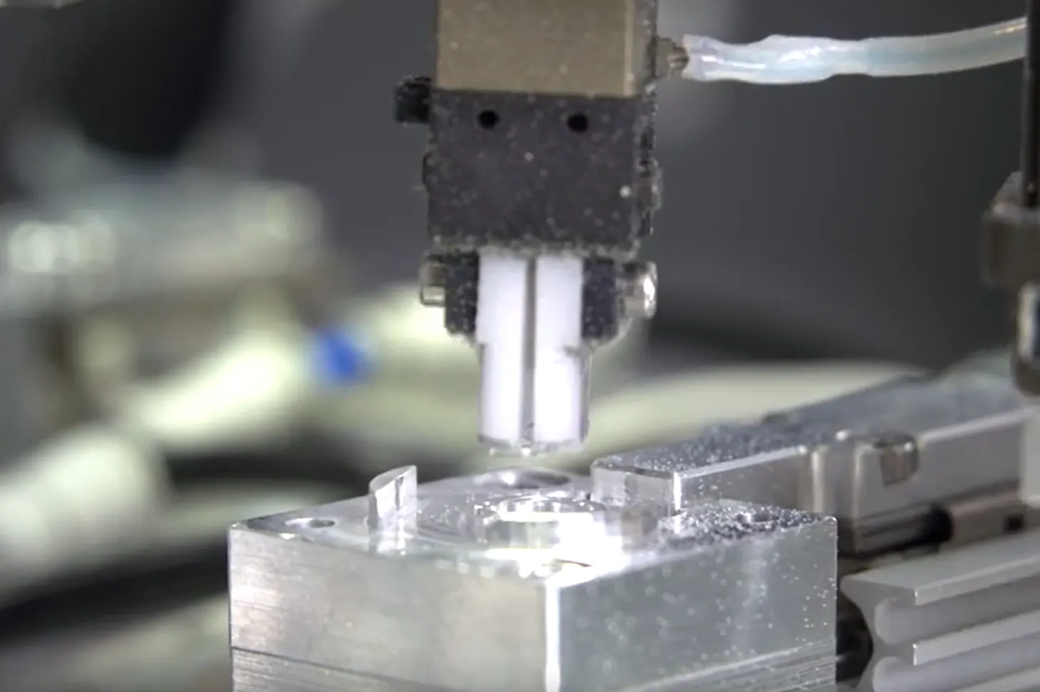 Greifer über einer Aluminium-Spannvorrichtung, Nahaufnahme aus der Fertigung